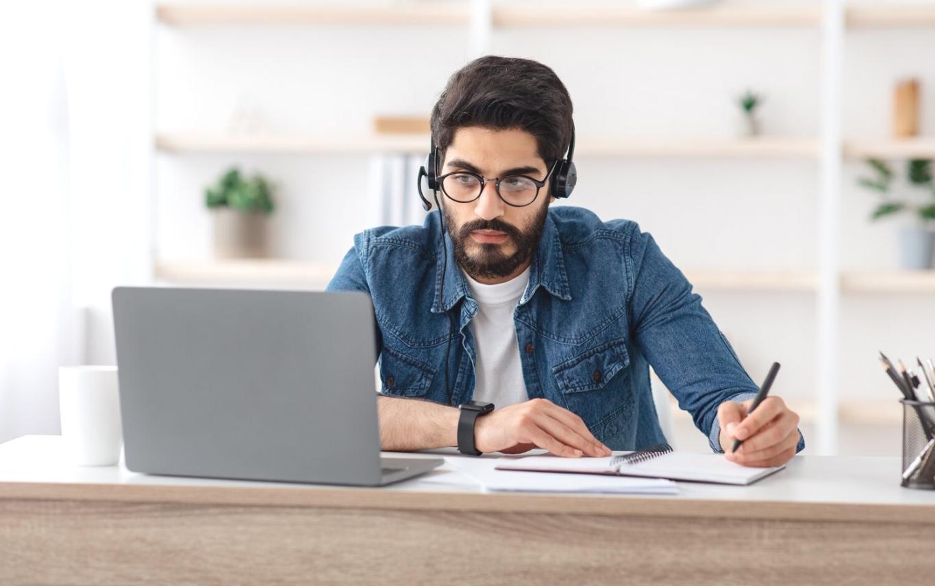 Sudionik prati webinar na prijenosnom računalu